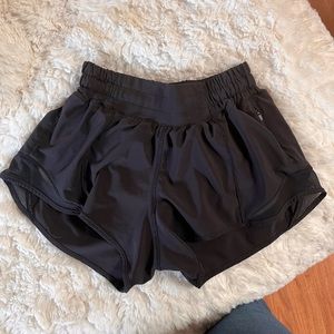 Lulu hotty hot shorts 2.5”